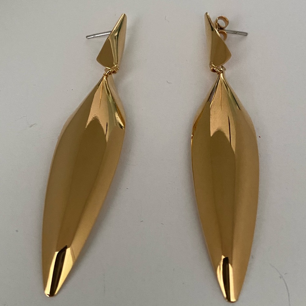 Vintage Avon sculpture gold tone pierced earrings